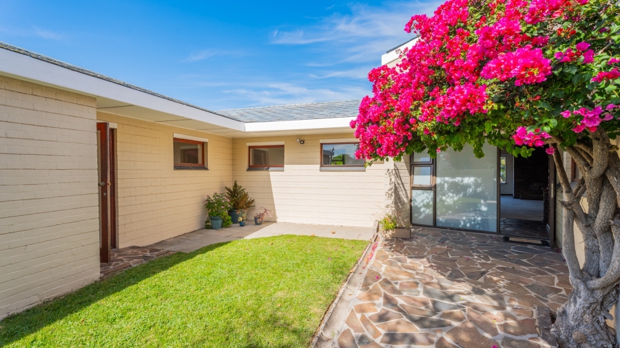 5 Bedroom Property for Sale in Zeekoevlei Western Cape